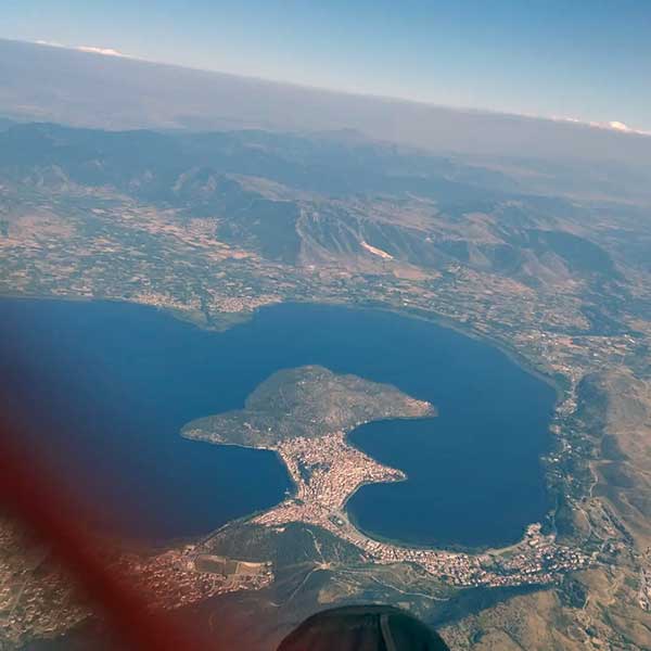 Πτήση πάνω από την Καστοριά 6,5 ώρες στα 3.500 μέτρα με αλεξίπτωτο πλαγιάς (Φωτογραφίες)