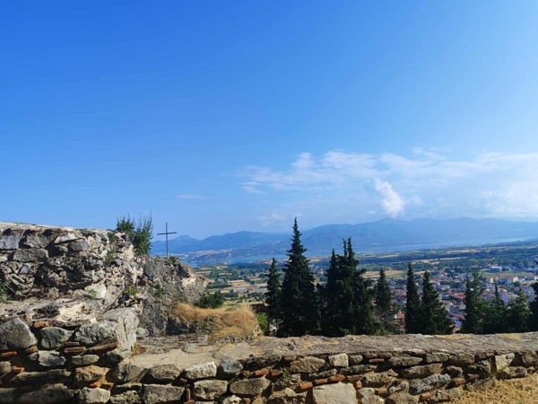 Αίσιο τέλος για 50χρονο που απειλούσε να πέσει από τα Κάστρα Σερβίων