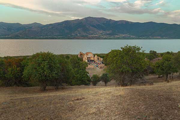 TRIETHNÉS FESTIVAL: Από τη Μικρολίμνη στον Άγιο Αχίλλειο – ένα τετραήμερο σύγχρονης μουσικής στις Πρέσπες