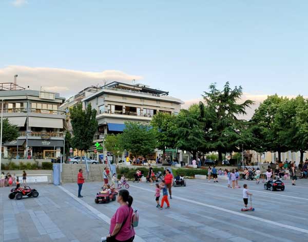 Ανάρτηση του Λάζαρου Μαλούτα με τα αυτοκινητάκια στην πλατεία: Οι μικροί δημότες αντιστέκονται στον νέο Κανονισμό λειτουργίας κοινόχρηστων χώρων