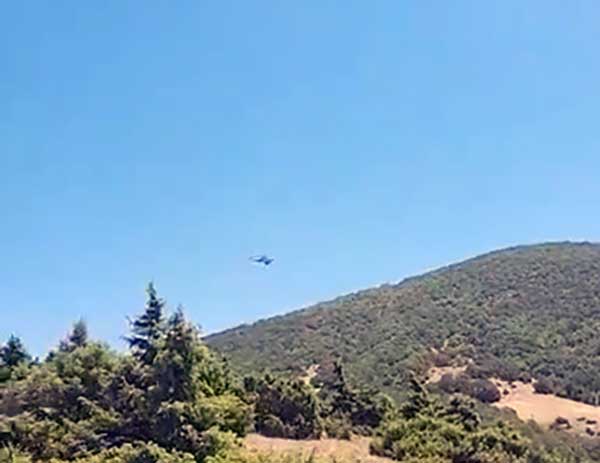 Και ελικόπτερο συνδράμει στην κατάσβεση της πυρκαγιάς στο Δρέπανο