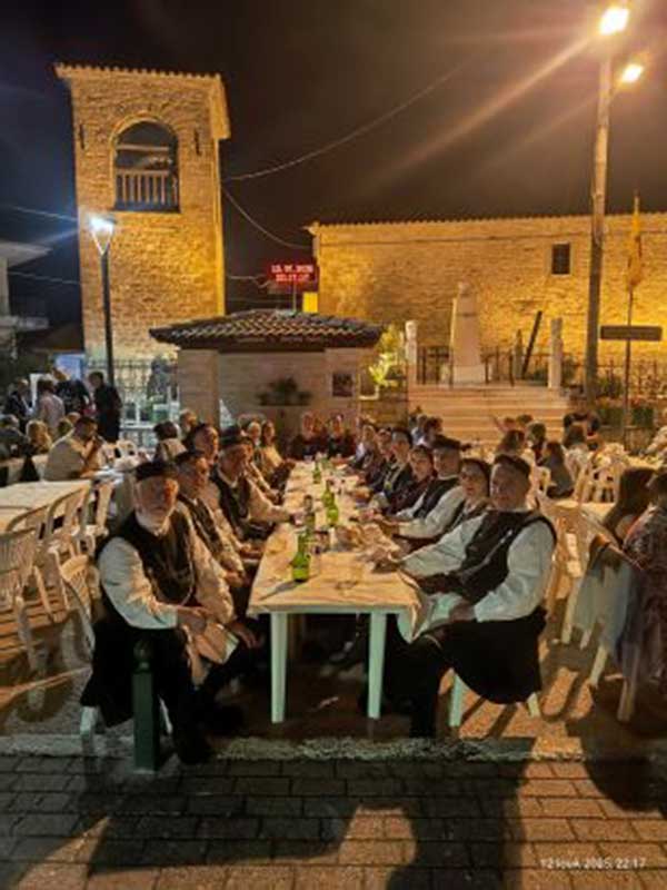 Το χορευτικό τμήμα του συλλόγου Γρεβενιωτών Κοζάνης “O Αιμιλιανός” στο Παλαιοχώρι Γρεβενών