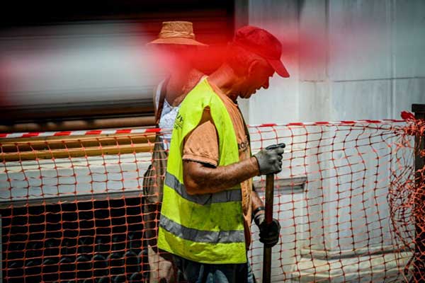 Υπουργείο Εργασίας: Έκτακτα μέτρα την Πέμπτη για την προστασία των εργαζομένων από τον καύσωνα