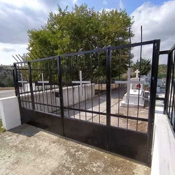 Καταστροφές στο κοιμητήριο της Νέας Χαραυγής