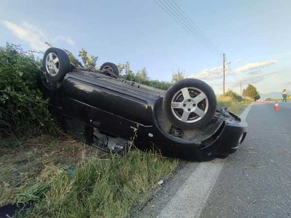 Τούμπαρε ΙX αυτοκίνητο στο 2οχλμ Κοζάνης-Λάρισας – Από θαύμα δεν τραυματίστηκε ο οδηγός