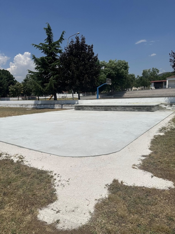 Ολοκληρώθηκε η κατασκευή της χορευτικής πίστας και της υπερυψωμένης εξέδρας για τους μουσικούς στον αύλειο χώρο της Τοπικής Κοινότητας Οινόης