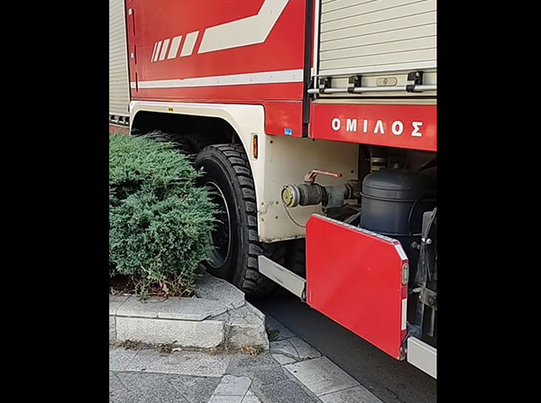 Σφήνωσε η πυροσβεστική στην πλατεία Πτολεμαΐδας