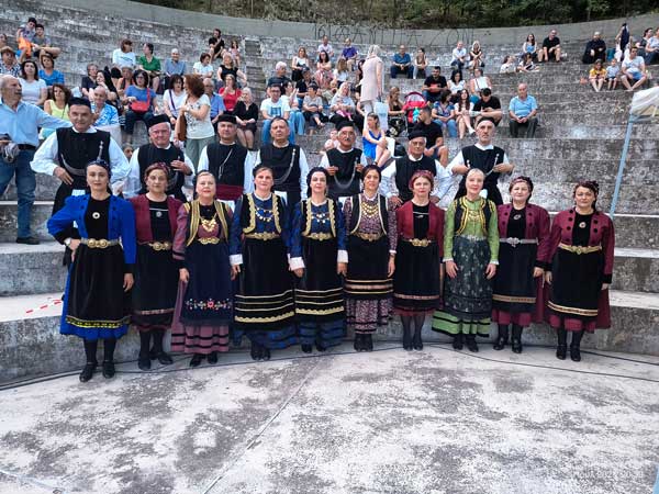 Το χορευτικό των Γρεβενιωτών Κοζάνης στο μουσικό ταξίδι στην παράδοση που διοργάνωσε το ΚΔΑΠ ΑΜΕΑ Γρεβενών «Αγκάλιασέ με»