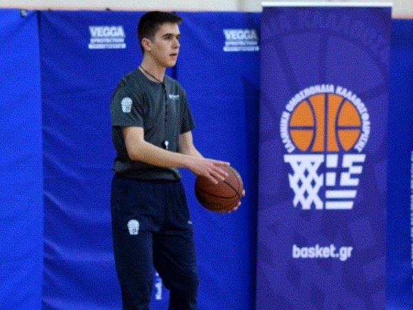 Ο Ηλίας Θεοχάρους διαιτητής καλαθοσφαίρισης Δ.Μ., φοιτητής ιατρικής και με διάκριση στην Ολυμπιάδα Βιολογίας
