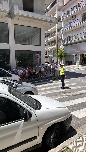Μάθημα Κυκλοφοριακής Αγωγής από αστυνομικούς του Τμήματος Τροχαίας Κοζάνης στο Summer Camp του συλλόγου “Αστέρια”