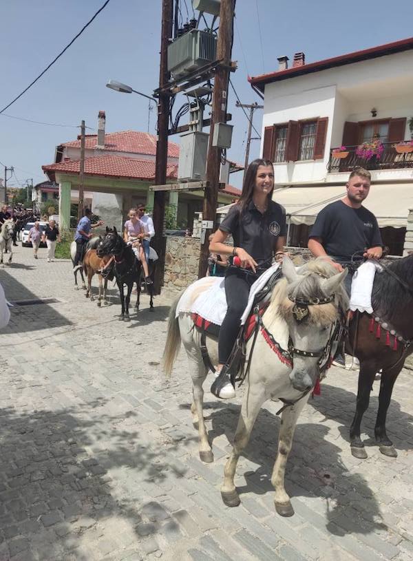 Πολύς κόσμος και δεκάδες καβαλάρηδες στο πανηγύρι του Αγίου Παντελεήμονα στη Βλάστη