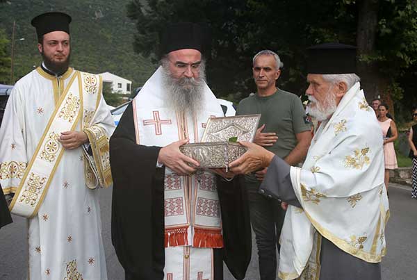 Με πάνδημη τη συμμετοχή κληρικών και λαϊκών η υποδοχή στο Βελβεντό, ι. λειψάνου του Αγίου Διονυσίου εν Ολύμπω