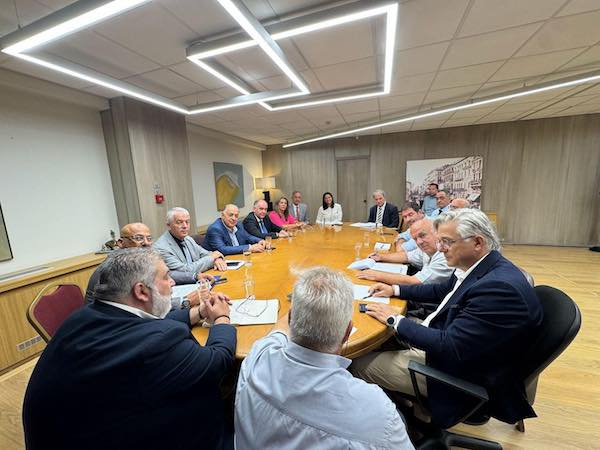 Γιατί δε θα βγει κοινό δελτίο τύπου ΠΕΔ και περιφέρειας για τις συναντήσεις με τους υπουργούς