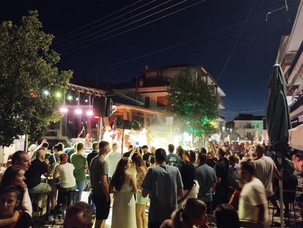 Μαγική βραδιά με τις «ΚΟΥΠΕΣ» στο Άργος Ορεστικό- Πλημμύρισε ο πεζόδρομος από κόσμο