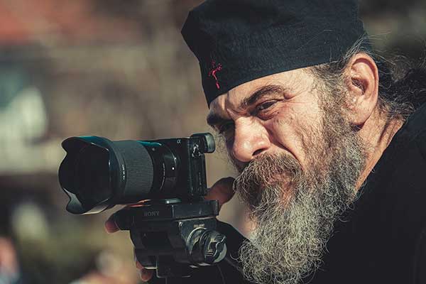 Ο παπά-Κώστας δεν είναι απλώς ένας ιερέας του Βοΐου. Είναι ο φύλακας των στιγμών, ο καταγραφέας της παράδοσης και της μνήμης του τόπου του – Γράφει ο Βασίλης Παπαδημούλης