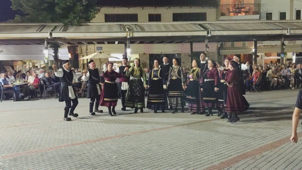 Το χορευτικό τμήμα του συλλόγου Γρεβενιωτών Κοζάνης ο Αιμιλιανός στη Δεσκάτη