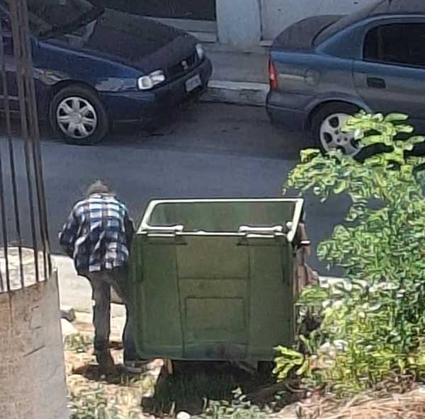 Έψαχνε τροφή σε κάδους απορριμμάτων στην Άνω Πτολεμαΐδα