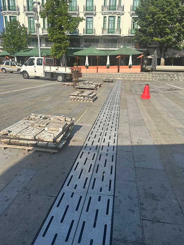Αντικατάσταση παλιών μαρμάρινων σχαρών απορροής ομβρίων στην κεντρική πλατεία Κοζάνης