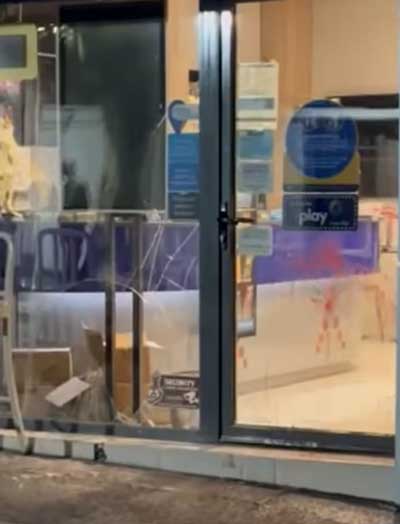 Αναστάτωση στο Αμύνταιο με άντρα που έσπασε τζαμαρίες καταστημάτων
