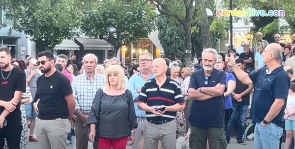 Δεν ξεχνάμε τα Τέμπη: Συγκίνηση και αλληλεγγύη στη συγκέντρωση της Πτολεμαΐδας (βίντεο – φωτογραφίες)