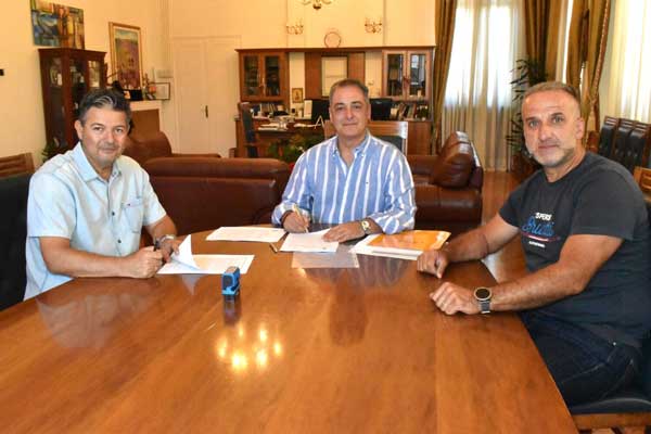 Υπογραφή σύμβασης για το έργο κατασκευής συνθετικού τάπητα (ταρτάν) στο Δημοτικό Γήπεδο Αιανής