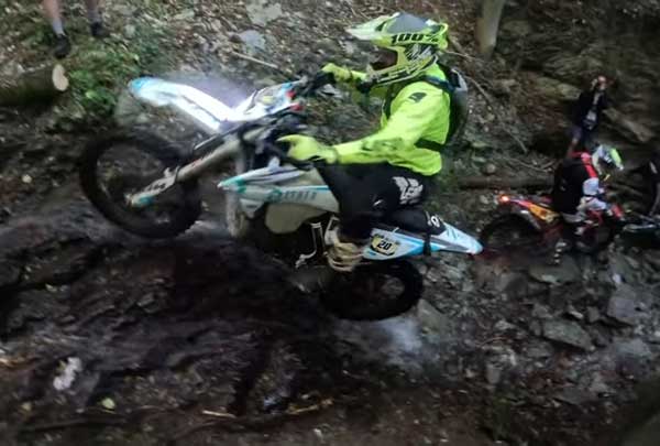 Στιγμές δράσης από τον 1ο Πανελλήνιο Αγώνα Extreme Enduro στην Καστοριά!