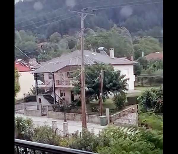 Κολώνα ηλεκτροφωτισμού στο Εμπόριο γέρνει ανάλογα με τις διαθέσεις του ανέμου