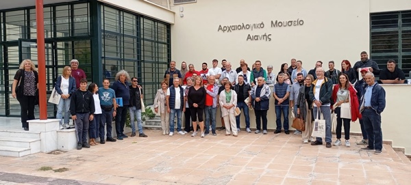 Επίσκεψη και ξενάγηση στο Αρχαιολογικό Μουσείο Αιανής των οδηγών και συνοδών των 41 κλασικών αυτοκινήτων του Πανελλήνιου Αυτοκινητιστικού Συλλόγου Χαλκιδικής