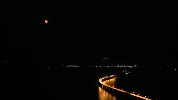Η έκλειψη της σελήνης όπως φάνηκε από τη Νεράιδα