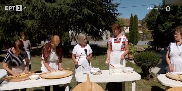 Εορδαία: Οι γυναίκες της Ολυμπιάδας παρασκευάζουν πέτουρα με επιδεξιότητα και σβελτάδα