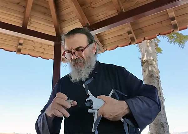 Νεάπολη Κοζάνης: «Viral» ο Ιερέας που «σηκώνει» drone, έχει κανάλι στο YouTube και προβάλλει το Βόιο Κοζάνης