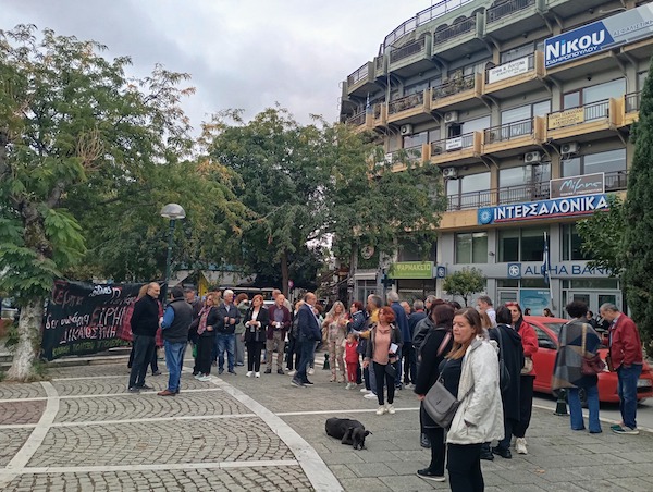 Συγκέντρωση αλληλεγγύης στους απεργούς πείνας για το έγκλημα των Τεμπών στην κεντρική πλατεία Πτολεμαΐδας
