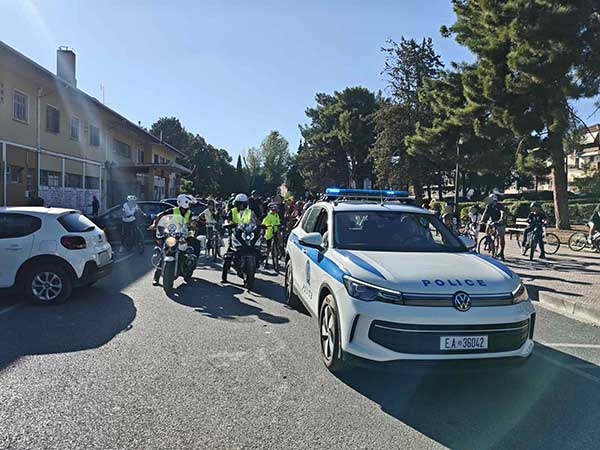To Τμήμα Τροχαίας Κοζάνης πραγματοποίησε δράση κυκλοφοριακής αγωγής, σε παιδιά που κινήθηκαν με τα ποδήλατά τους, μέσα στην πόλη της Κοζάνης