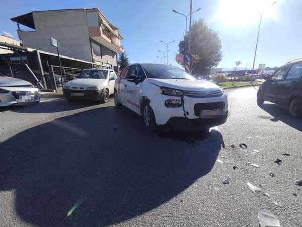 Σφοδρή σύγκρουση αυτοκινήτων στην οδό Φιλίππου στην Κοζάνη