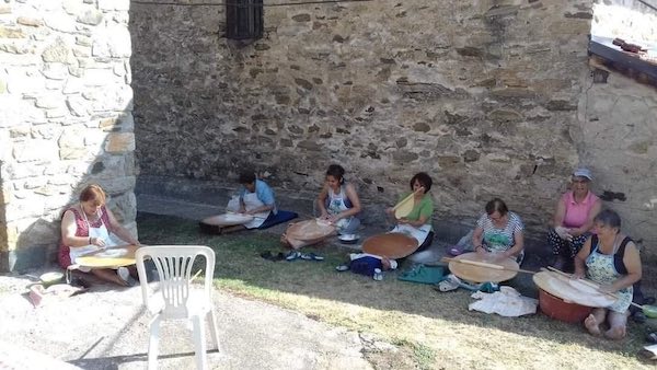 Βαρικό Αμυνταίου: Οι χυλοπίτες μαζί με τον τραχανά, εξακολουθούν να φτιάχνονται στο σπίτι από τα άξια χέρια των γυναικών
