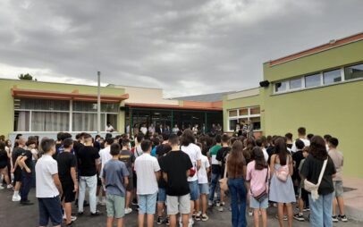 Ο αγιασμός στο Δημόσιο Ωνάσειο Γυμνάσιο Κοζάνης – “Μια πρωτοβουλία για όλη την Κοζάνη”