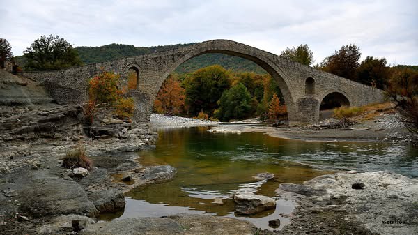 Φθινοπωρινές εικόνες στο γεφύρι Αζίζ Αγά, στο Τρίκωμο Γρεβενών