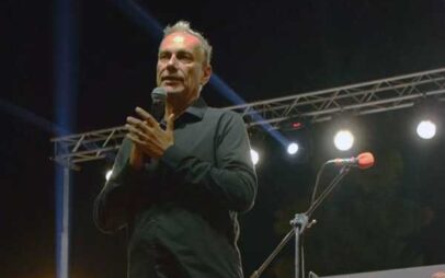 Ο μαέστρος της Πανδώρας: Όταν η φιλαρμονική δεν εμπιστεύεται τη μουσική της