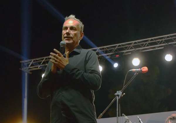 Ο μαέστρος της Πανδώρας: Όταν η φιλαρμονική δεν εμπιστεύεται τη μουσική της