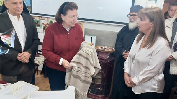 Η Λίνα Μενδώνη εγκαινίασε τη δομή υφαντικής τέχνης στη Βλάστη Εορδαίας