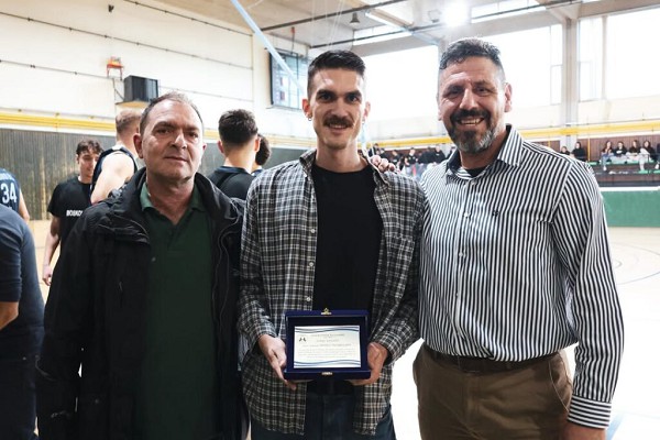 Βράβευση Ντίνου Γκοβεδάρου για την προσφορά του στους Διόσκουρους