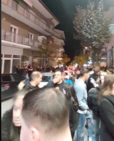 Ουρές στο Ολύμπιον για ένα εισιτήριο για τις παραστάσεις του Μάρκου Σεφερλή