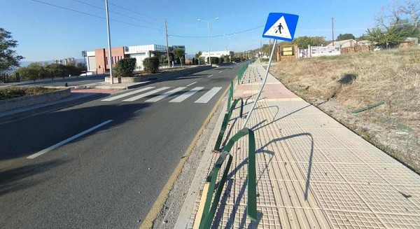 Οδηγός “ισοπέδωσε” τα προστατευτικά κάγκελα στο 1ο χλμ Κοζάνης -Θεσσαλονίκης – Άλλο ένα ατύχημα στο σημείο – Δείτε φωτογραφίες