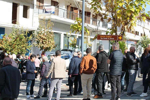 Διαμαρτυρία στα Σέρβια για το κλείσιμο των ΕΛΤΑ: Ένα κάλεσμα να μη σβήσει ο δήμος