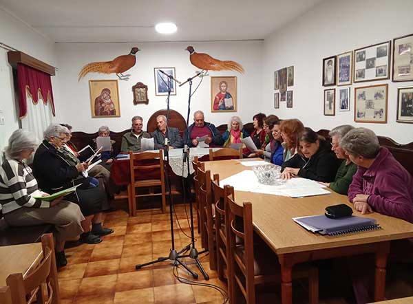 Διδασκαλία και εγγραφή παραδοσιακών τραγουδιών της Πρωτοχρονιάς και των Θεοφανείων, στο Αρχονταρίκι, από τη χορωδία του Αγίου Διονυσίου Βελβεντού