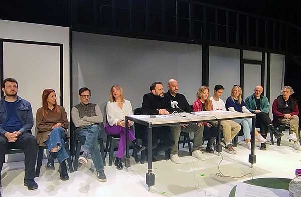«O Άμλετ φοράει κοστούμι γραφείου» από το ΔΗ.ΠΕ.ΘΕ. Κοζάνης – Η κλασική τραγωδία του Σαίξπηρ συναντά τον κόσμο των πολυεθνικών και της σύγχρονης εξουσίας
