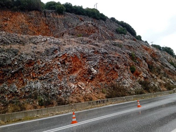 Κατολίσθηση βράχων στην Εθνική οδό Κοζάνης Λάρισας κοντά στα όρια Κοζάνης – Ελασσόνας