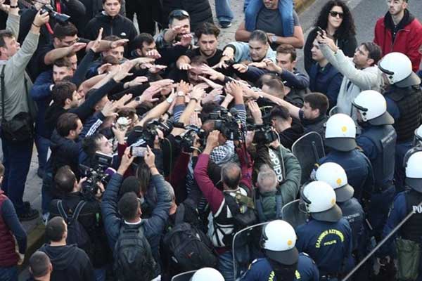 Η Σημαία του Πολυτεχνείου και η λαθροχειρία – Του Βασίλη Μαρκόπουλου