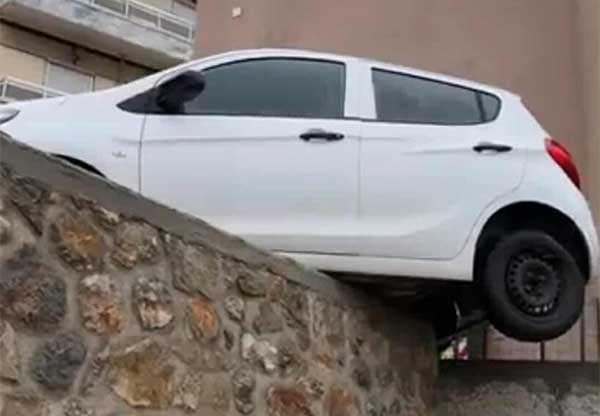 Σιάτιστα: Αυτοκίνητο κρεμάστηκε στον αέρα