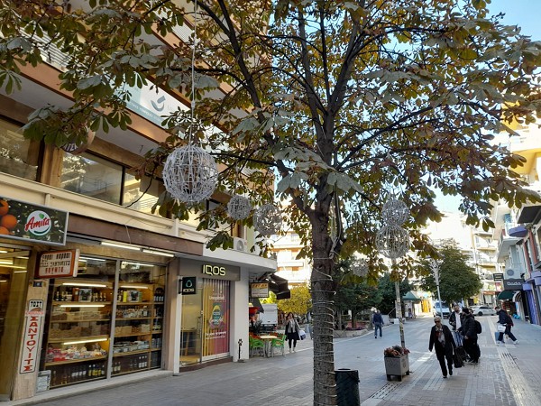 Ξεκίνησε ο χριστουγεννιάτικος στολισμός στον κεντρικό πεζόδρομο της Κοζάνης